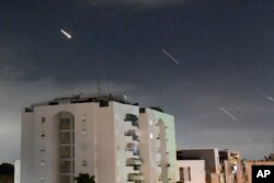 Sistem pertahanan udara Iron Dome Israel diluncurkan untuk mencegat rudal yang ditembakkan dari Iran, di Israel tengah, Minggu, 14 April 2024. (Foto: AP)