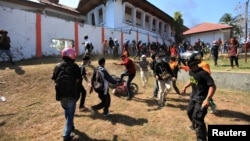 Para pengunjuk rasa di luar gedung DPRD di Kendari, Sulawesi Tenggara, 26 September 2019. (Foto: Antara via Reuters)