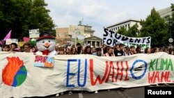 Aksi unjuk rasa "Fridays for Future" menyerukan tindakan segera untuk memerangi perubahan iklim di Berlin, Jerman, 24 Mei 2019. 