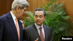 美国国务卿克里和中国外长王毅在北京联合召开新闻发布会（2016年1月27日）