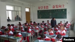 2010年西藏日喀则的孩子们在上藏语课（路透社）
