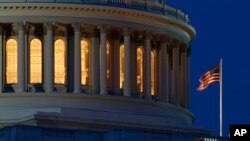 ARHIVA - Američka zastava vijori se pored kupole zgrade Kongresa (Foto: AP)