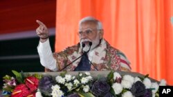Perdana Menteri India Narendra Modi berpidato di Stadion Moulana Azad saat ia meresmikan beberapa proyek di Jammu dan Kashmir, di Jammu, India, 20 Februari 2024. (Foto: AP)