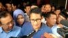 Sandiaga Uno mengunjungi musisi Ahmad Dhani di Rutan Kelas I Surabaya, Sabtu,16 Februari 2019. (Foto: Petrus Riski/VOA)