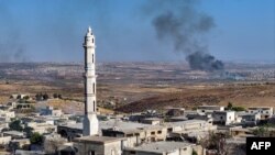 FILE - Kawasan sekitar desa al-Fatirah yang sebagian besar ditinggalkan penghuninya, di wilayah Jebel al-Zawiyah bagian selatan provinsi Idlib yang dikuasai pemberontak Suriah, 4 September 2023.