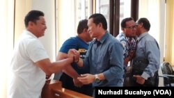 Ngadiyono (berkemeja biru), menerima ucapan selamat dari rekan-rekannya di PTUN Yogyakarta (foto: VOA/Nurhadi Sucahyo)