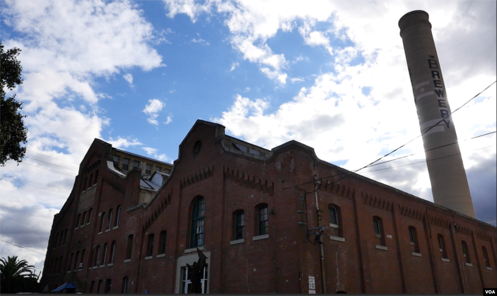 莫鸿勋三月在洛杉矶艺廊古楼推出个展（美国之音国符拍摄）