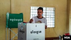 បុរស​ម្នាក់​ទម្លាក់​សន្លឹក​ឆ្នោត​របស់​លោក​ទៅ​ក្នុង​ហិប​ឆ្នោត ក្នុង​ការិយាល័យ​បោះ​ឆ្នោត​មួយ នៅ​ខណ្ឌ​សែន​សុខ រាជធានី​ភ្នំពេញ កាលពី​ថ្ងៃ​ទី២៩ ខែ​កក្កដា ឆ្នាំ​២០១៨។ (ទី អូលីស្សា/VOA)