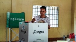 បុរស​ម្នាក់​ទម្លាក់​សន្លឹក​ឆ្នោត​របស់​លោក​ទៅ​ក្នុង​ហិប​ឆ្នោត ក្នុង​ការិយាល័យ​បោះ​ឆ្នោត​មួយ នៅ​ខណ្ឌ​សែន​សុខ រាជធានី​ភ្នំពេញ កាលពី​ថ្ងៃ​ទី២៩ ខែ​កក្កដា ឆ្នាំ​២០១៨។ (ទី អូលីស្សា/VOA)