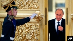 俄罗斯总统普京走进克里姆林宫亚历山大厅主持会议。（2015年10月1日）