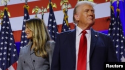 2024年11月6日共和党总统候选人、前美国总统唐纳德·特朗普在美国佛罗里达州西棕榈滩棕榈滩县会议中心举行的选举之夜集会上与他的妻子梅拉尼娅一同登台。