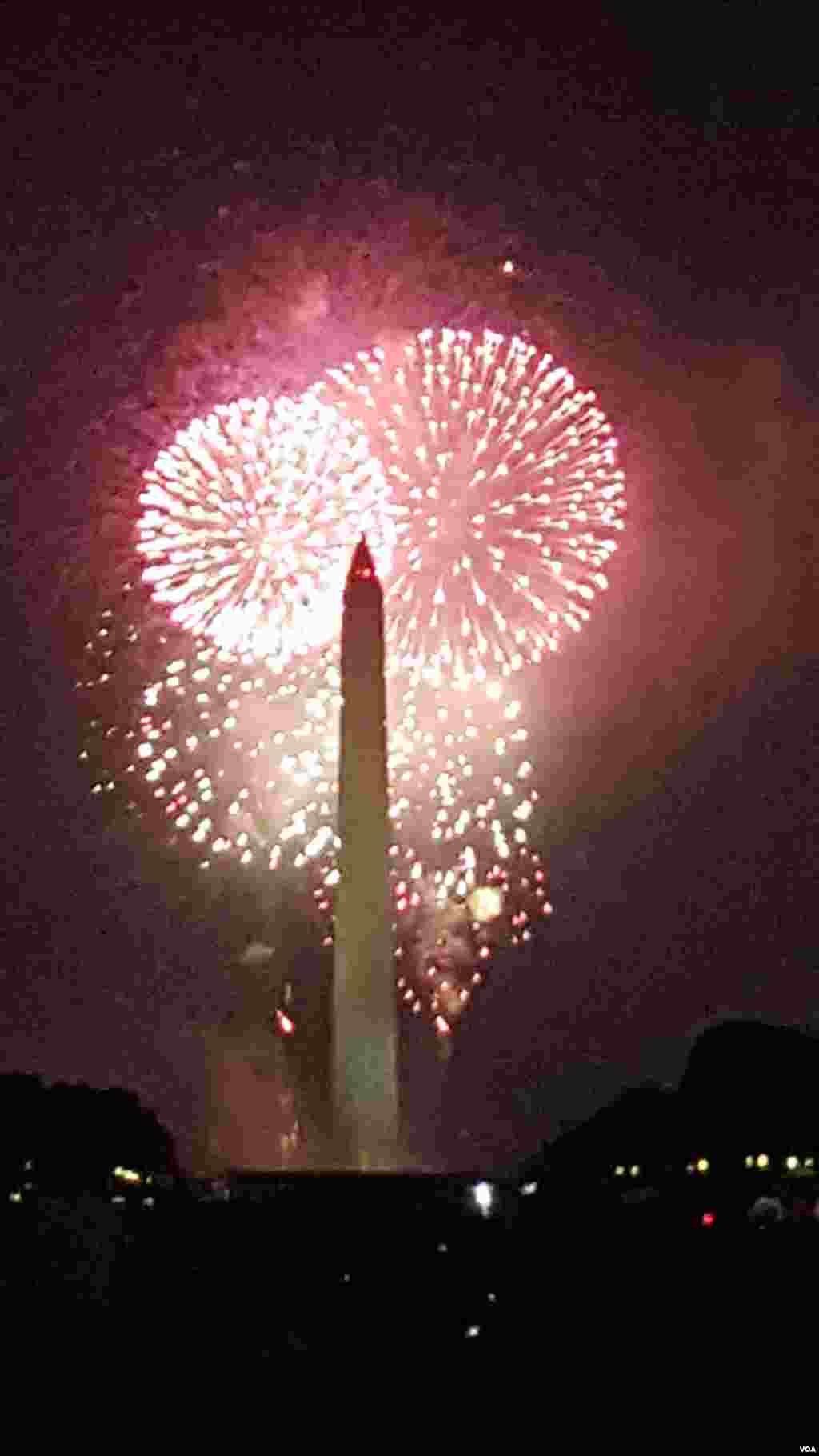 Fireworks explode over the National Mall, July 4, 2017. (M. Ngu for VOA)