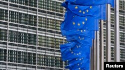 Zastave Evropske unije ispred sedišta EK u Briselu (Foto: Reuters/Yves Herman)