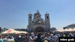 Okupljeni ispred Hrama Hristovog vaskrsenja u Podgorici (Foto: Predrag Milić)