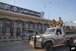 Pobunjenici na međunarodnom aerodromu u Alepu (Foto: AP/Omar Albam)