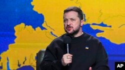 乌克兰总统泽连斯基2023年12月19日在基辅举行的年终新闻发布会上讲话。