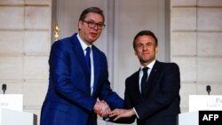 Predsednik Srbije Aleksandar Vučić (L) i francuski predsednik Emanuel Makron (D) tokom susreta u Parizu (Foto: AFP/Sarah Meyssonnier)
