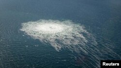 ARHIVA - Mehurići od gasovoda Severni tok 2 na površini Baltičkog mora u blizini Bornholma, u Danskoj, 27. septembra 2022. (Foto: Reuters/Danish Defence Command/Handout)