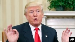 Presiden AS terpilih Donald Trump berbicara kepada wartawan di Gedung Putih setelah bertemu Presiden Barack Obama (10/11). (AP/Pablo Martinez Monsivais)