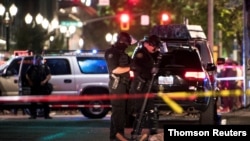 សាកសព​របស់​បុរស​ម្នាក់​ដែល​ត្រូវ​បាន​បាញ់​ស្លាប់​នៅ​លើ​ដី​នៅ​ក្នុង​ក្រុង Portland រដ្ឋ Oregon កាលពី​ថ្ងៃទី២៩ ខែសីហា ឆ្នាំ២០២០។