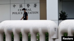 香港民主活动人生黄之锋获保释后离开香港警署，他因被控参加去年未获警方批准的集会而被捕。（2020年9月24日）