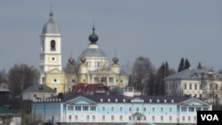 伏尔加河畔的一处俄罗斯东正教堂 (美国之音白桦)