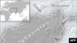 Các phần tử Taliban, mặc áo cài bom tự sát, pháo rocket vào phi trường Kandahar và sau đó xông vào căn cứ này