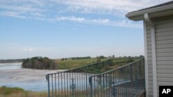 房屋旁的煤灰池因为化学成分而呈现蓝色