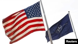 Zastave Sjedinjenih Država i NATO-a (Foto: Reuters/Yves Herman)