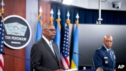 资料照片：美国国防部长奥斯汀（左）与美国参谋长联席会议主席布朗将军在五角大楼参加记者会。（2024年5月20日）