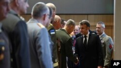 에마뉘엘 마크롱 프랑스 대통령이 2025년 3월 11일 파리에서 열린 유럽연합 및 NATO 군 고위 관리회에서 참석자들과 악수하고 있다.
