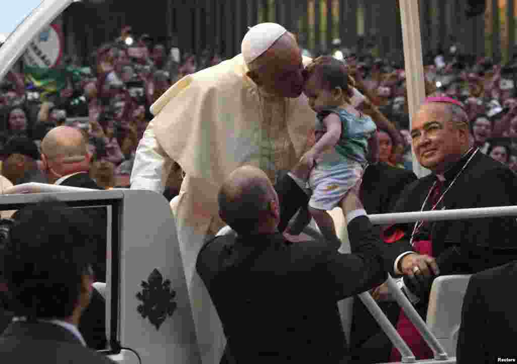 El Papa Francisco hizo detener el Papamóvil durante su periplo por las calles de Río de Janeiro para besar a un niño.