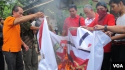 Kelompok Front Pancasila membakar lambang PKI di halaman Taman Ismail Marzuki, sebagai bentuk penolakan simposium bertajuk "Membedah Tragedi 1965" (18/4).