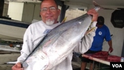 美国南加州渔民展示即将处理的金枪鱼（鲔鱼）（美国之音记者 国符拍摄）