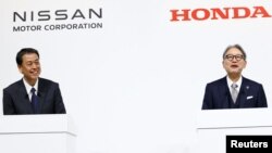 Makoto Učida, izvršni direktor Nisam motor korporacije i Tošihiro Mibe, izvršni direktor Honde, tokom konferencije za novinare u Tokiju, 23. decembra 2024. (Foto: Reuters/Kim Kyung-Hoon)