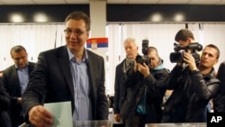 Pemimpin Partai Progresif Serbia Aleksandar Vucic berikan suaranya di Belgrade, Serbia, 16 Maret 2014.