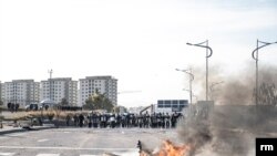 FILE - Kurdish security forces approach protests on a road in the Iraqi Kurdistan city of Sulaymaniyah, Dec. 11, 2020. Moments after this photo was taken, one of them threatened Rebaz Majeed, a journalist with VOA. (Rebaz Majeed/VOA)
