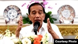 Presiden Jokowi berbincang dengan awak media terkait isu terkini, di Istana Merdeka, Jumat (17/1) (Biro Setpres)