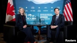 在加拿大魁北克夏洛瓦的七国集团外长会议上，加拿大外长梅拉尼·乔利与美国国务卿马尔科·卢比奥举行会谈。(2025年3月13日)