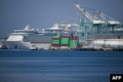 2025년 2월 3일 화물 운송 컨테이너가 미국 캘리포니아 주 로스앤젤레스 컨테이너 터미널에 쌓여있다.