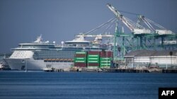 2025년 2월 3일 화물 운송 컨테이너가 미국 캘리포니아 주 로스앤젤레스 컨테이너 터미널에 쌓여있다. (자료화면)