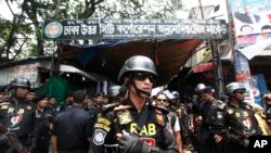 Tentara Batalyon Aksi Cepat (RAB) Bangladesh berjaga-jaga selama penggerebekan terhadap tersangka pengedar narkoba di Kamp Mohammadpur Jenewa di Dhaka, Bangladesh, 26 Mei 2018. (AP/ Mehedi Hasan)