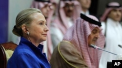 Bộ trưởng Ngoại giao Hoa Kỳ Hillary Clinton (trái)