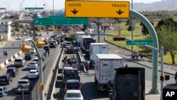 在德克萨斯州埃尔帕索过境点排队等待进入墨西哥的车流。(2019年3月29日)