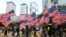 资料照：香港反送中运动期间抗议者手持美国国旗游行。（2019年9月8日）