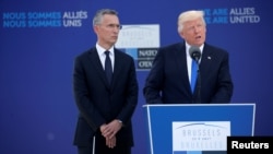 美国总统川普在北约在布鲁塞尔的新总部讲话，身边是北约秘书长斯托尔滕贝格。（2017年5月25日）