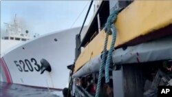 Kapal Garda Pantai China dengan nomor lambung 5203 menabrak perahu Filipina saat mendekati Second Thomas Shoal di Laut China Selatan yang diperebutkan pada Minggu, 22 Oktober 2023. (Foto: via AP)