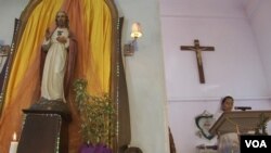 Beberapa warga Aceh yang beragama Katolik khawatir tidak akan lagi bisa melakukan persembahyangan misa jika hukum Syariah diberlakukan juga bagi non-Muslim di Aceh (Foto: Zinlat Aung/VOA)