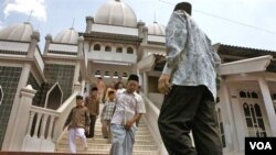 Jemaat Ahmadiyah keluar dari Masjid An-Nur usai sholat Jum'at di desa Manislor, Kuningan, Jawa Barat (foto: dok.). Organisasi HAM khawatir RUU toleransi beragama justru akan mengucilkan minoritas.