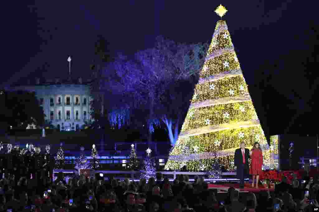2017年11月30号晚上美国总统川普和第一夫人梅拉尼亚·川普点亮白宫前的国家圣诞树,正式开启圣诞假日季节。圣诞树点灯仪式已经有95年历史。1923年的柯立芝总统在圣诞前夜首次在这里点亮圣诞树。此后每届总统都遵循这个传统亲自点亮国家圣诞树,仪式上有音乐表演。